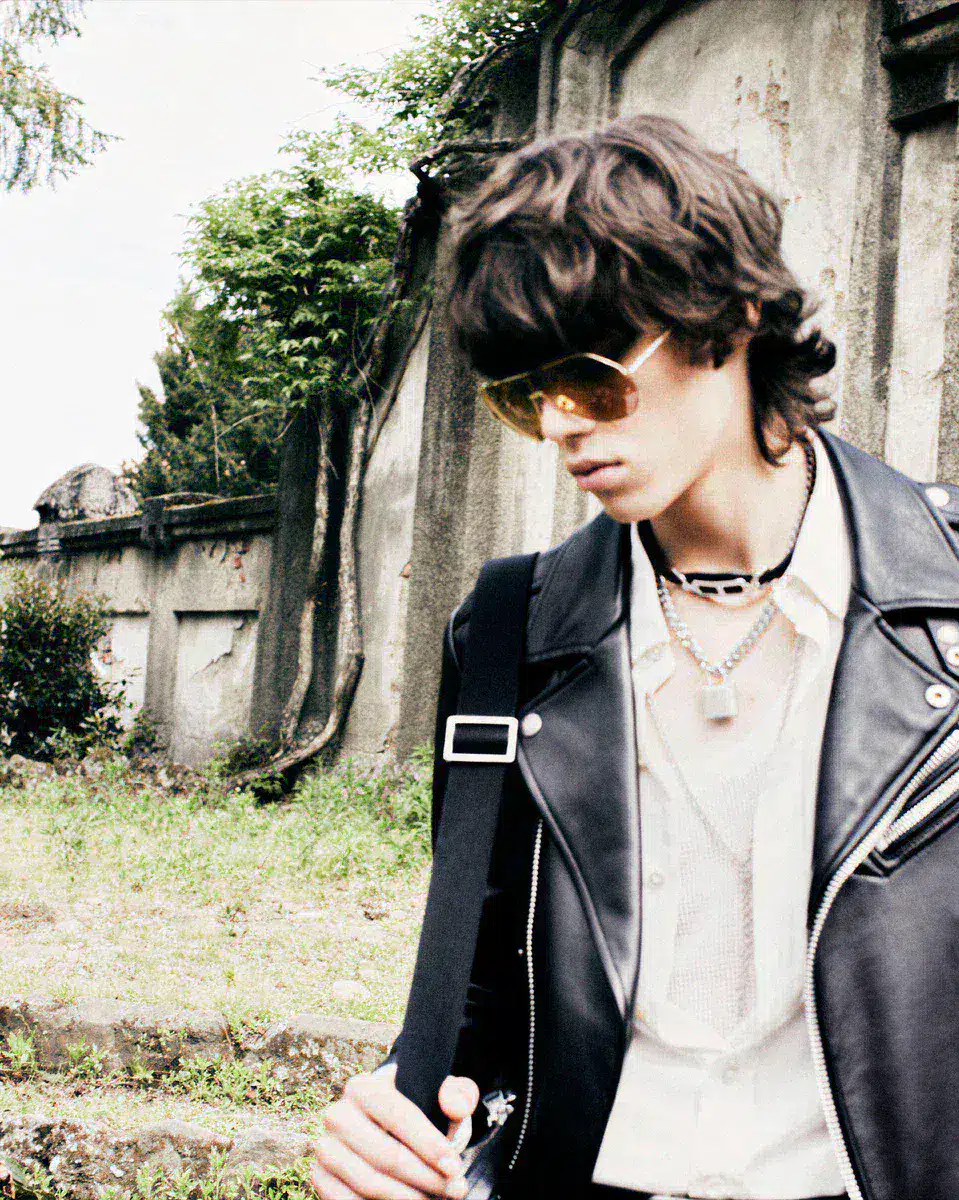 BIKER ASIMÉTRICO DE CUERO FLOR BIKER ASIMÉTRICO DE CUERO FLOR