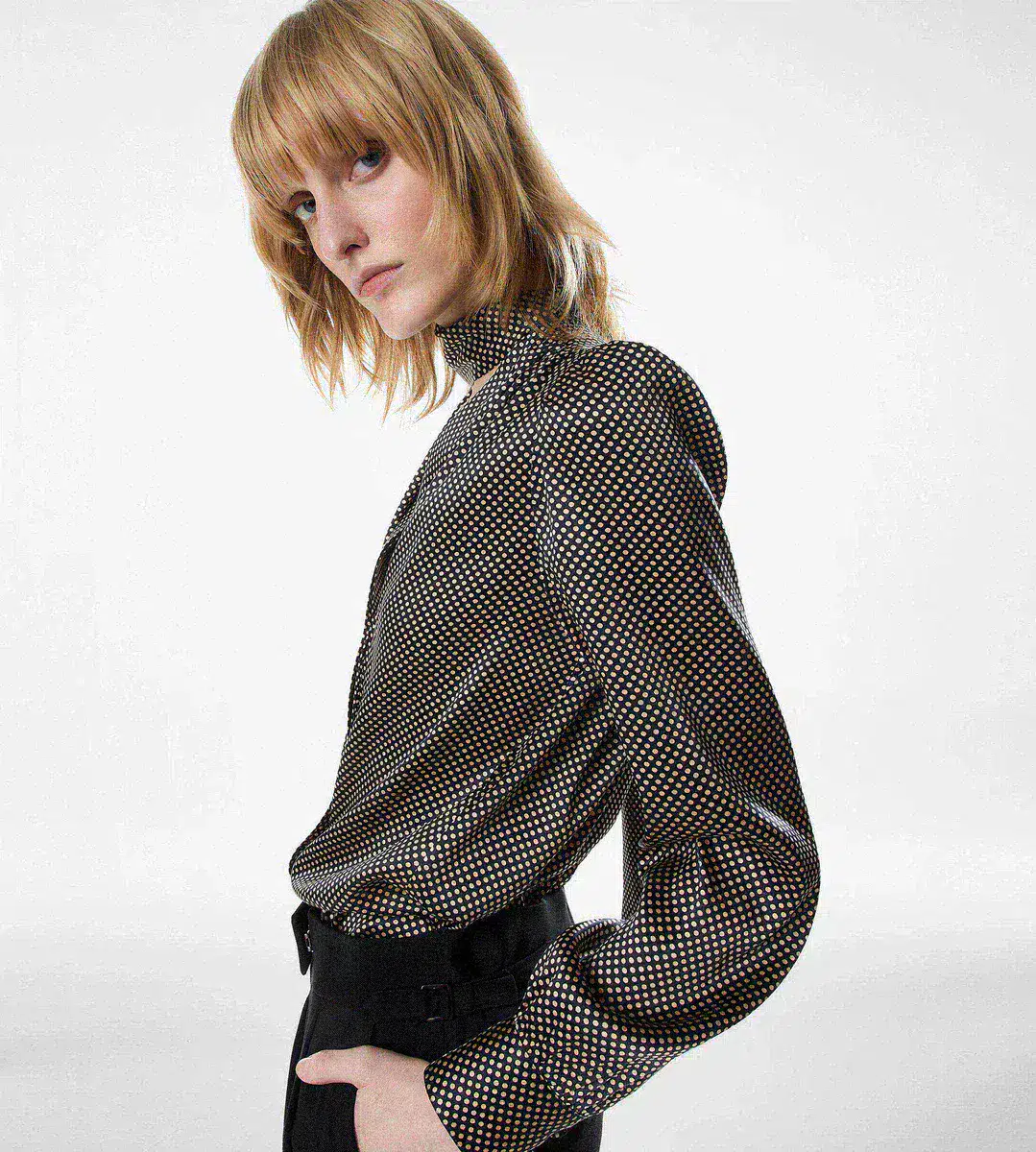 BLUSA DE SEDA LAVALLIERE CON CUELLO EN V Y MANGA LARGA