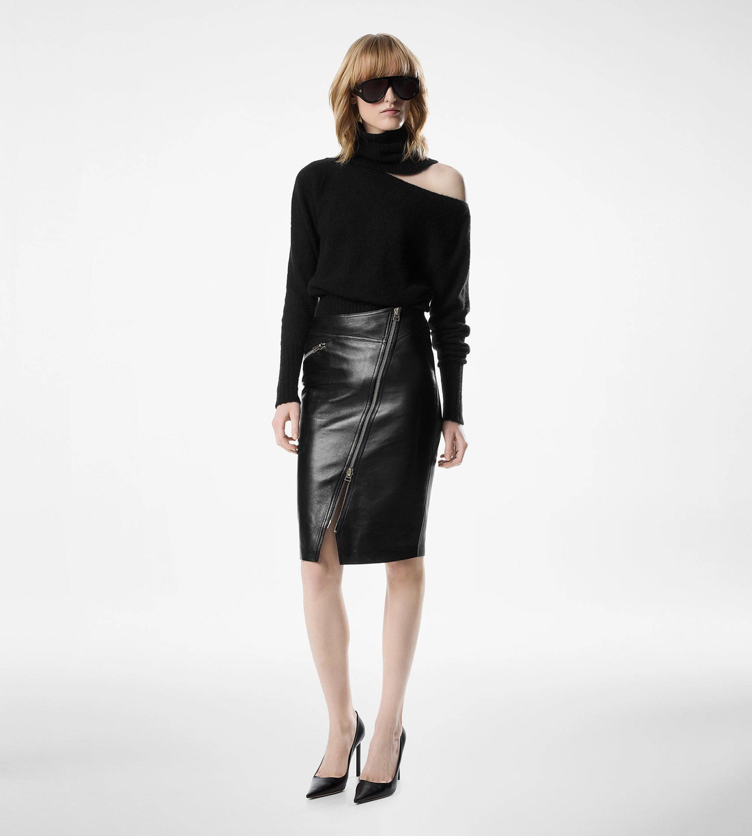 FALDA DE CUERO CON CREMALLERA EN DIAGONAL HASTA LA RODILLA FALDA DE CUERO CON CREMALLERA EN DIAGONAL HASTA LA RODILLA