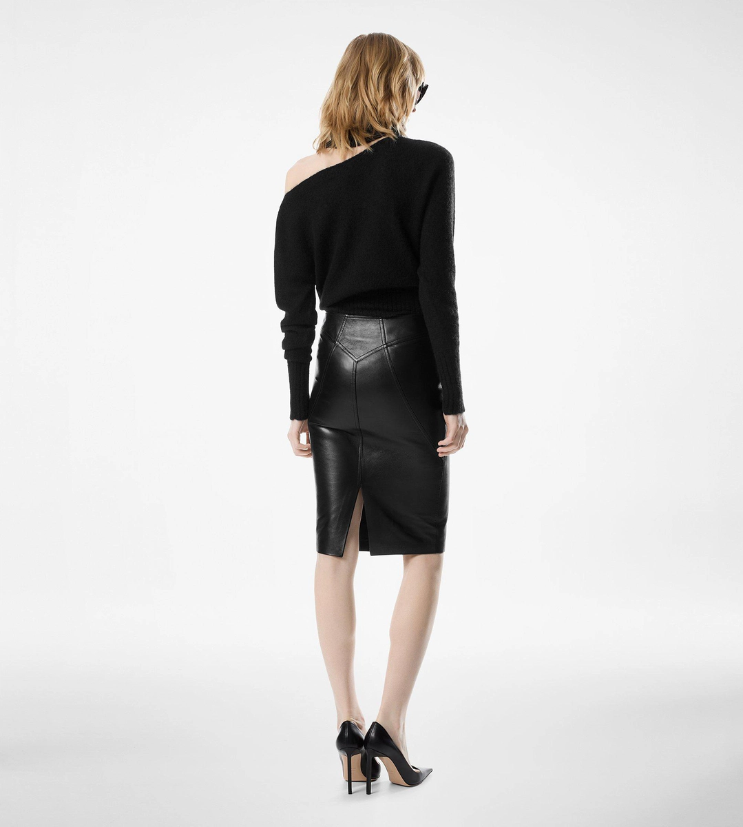 FALDA DE CUERO CON CREMALLERA EN DIAGONAL HASTA LA RODILLA FALDA DE CUERO CON CREMALLERA EN DIAGONAL HASTA LA RODILLA