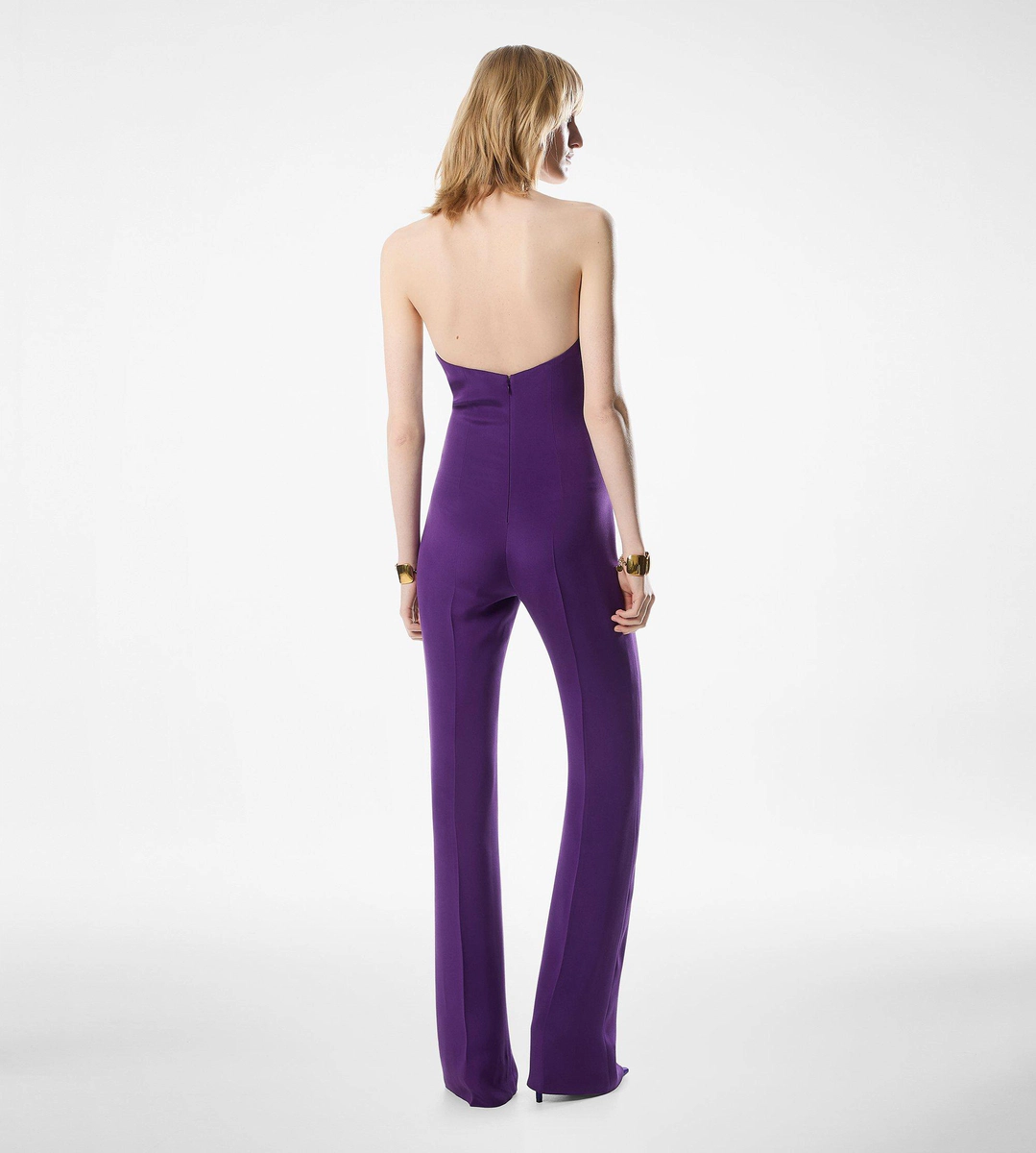 MONO DE SEDA CON CUELLO HALTER Y GIRO DELANTERO MONO DE SEDA CON CUELLO HALTER Y GIRO DELANTERO