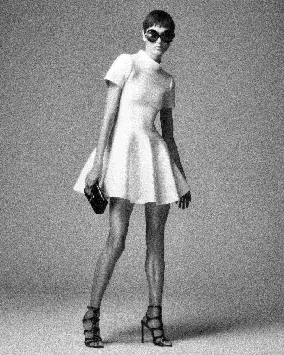 VESTIDO CORTO CON FALDA TULIPÁN Y CUELLO ALTO