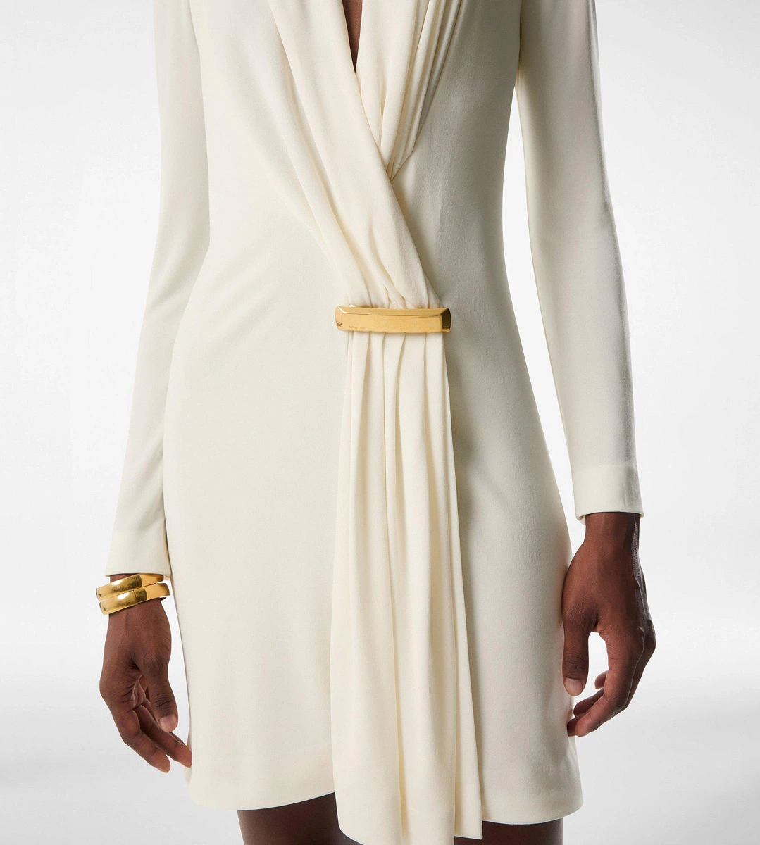 VESTIDO DE CÓCTEL DE MANGA LARGA CON CUELLO EN V Y DETALLE DE BARRA