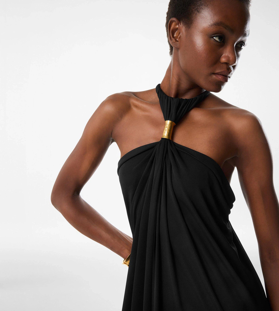 VESTIDO DE NOCHE CON CUELLO HALTER Y DETALLE DE HERRAJES METÁLICOS