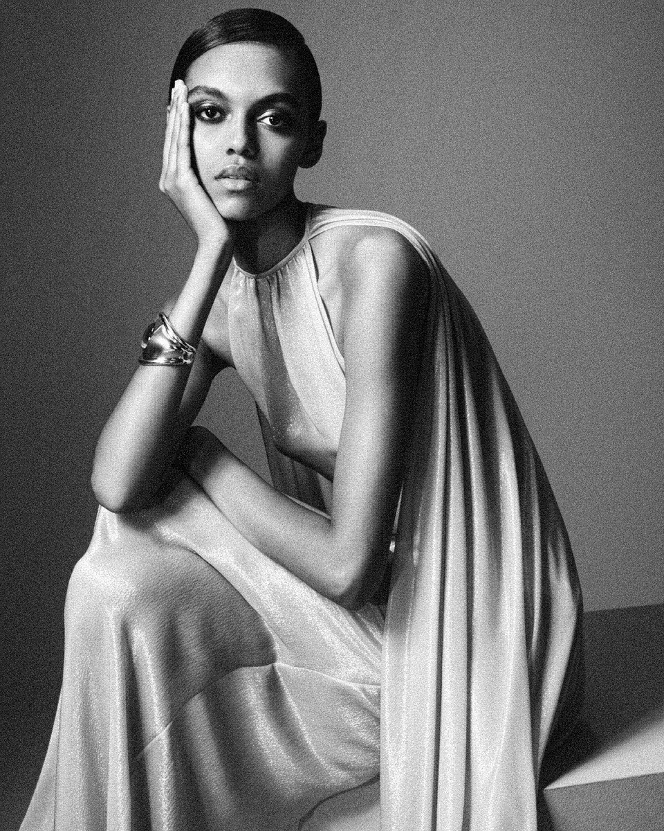 VESTIDO DE NOCHE CON ESCOTE DE CERRADURA Y CAPA ASIMÉTRICA