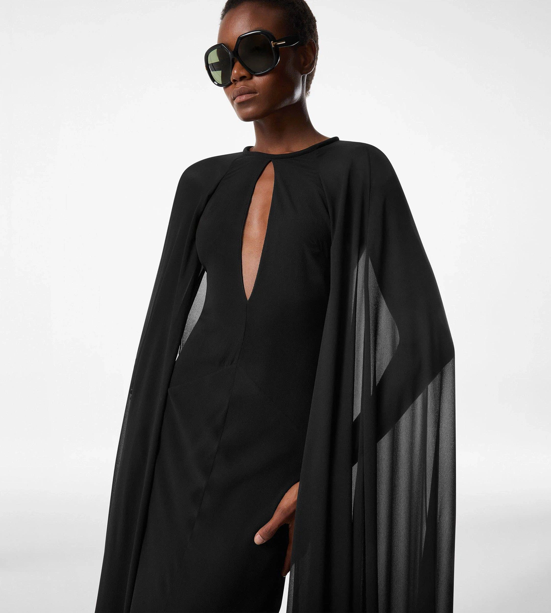 VESTIDO DE NOCHE CON ESCOTE DE CERRADURA Y MANGAS LARGAS DE CAPA