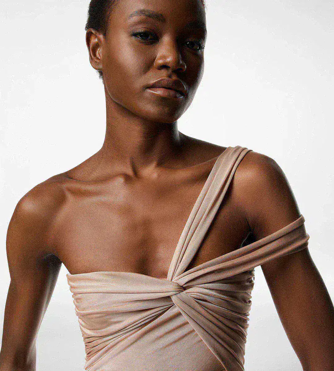 VESTIDO DE NOCHE CON UN HOMBRO GIRO DELANTERO VESTIDO DE NOCHE CON UN HOMBRO GIRO DELANTERO